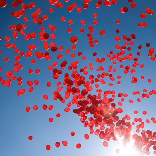 kırmızı uçan balon